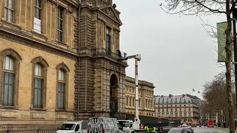 El Museo del Louvre instala una reja de seguridad tras el robo El Museo del Louvre instala una reja de seguridad tras el robo