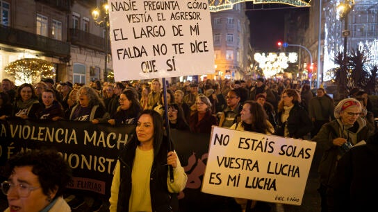 Decenas de manifestantes durante una concentraci&oacute;n por el d&iacute;a de la Eliminaci&oacute;n de la violencia contra las Mujeres