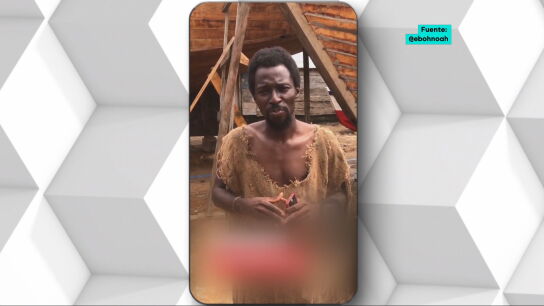 Imagen de Eboh Noah junto a una de las supuestas arcas