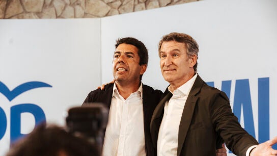 Carlos Maz&oacute;n y Alberto N&uacute;&ntilde;ez Feij&oacute;o, durante un acto del PP