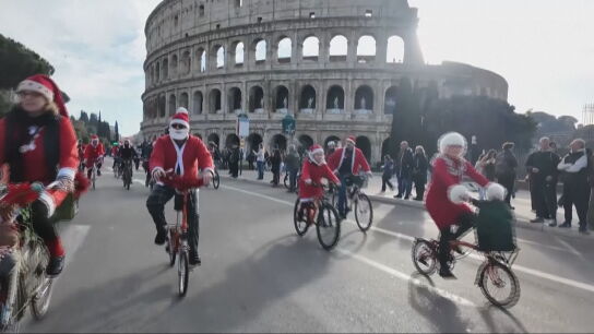 Cientos de Santas llenan las calles de Roma en bicicletas para recaudar fondos para ni&ntilde;os enfermos.