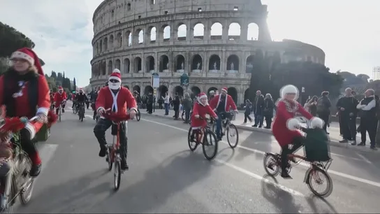 Cientos de Santas llenan las calles de Roma en bicicletas para recaudar fondos para niños enfermos. Cientos de Santas llenan las calles de Roma en bicicletas para recaudar fondos para niños enfermos.