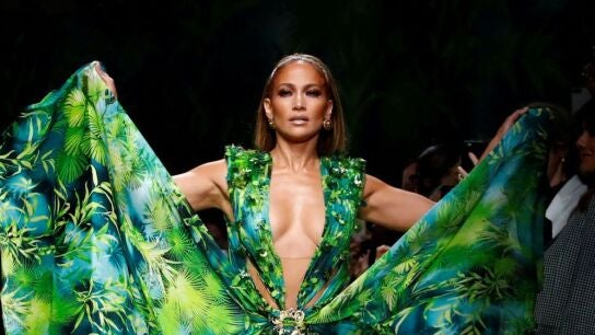 Jennifer Lopez volvi&oacute; a lucir el vestido de Versace en 2019.