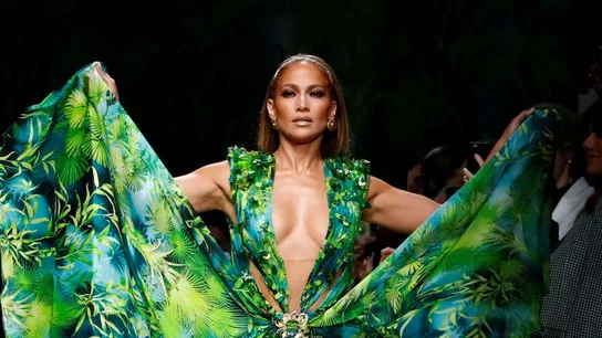 Jennifer Lopez volvió a lucir el vestido de Versace en 2019. Jennifer Lopez volvió a lucir el vestido de Versace en 2019.