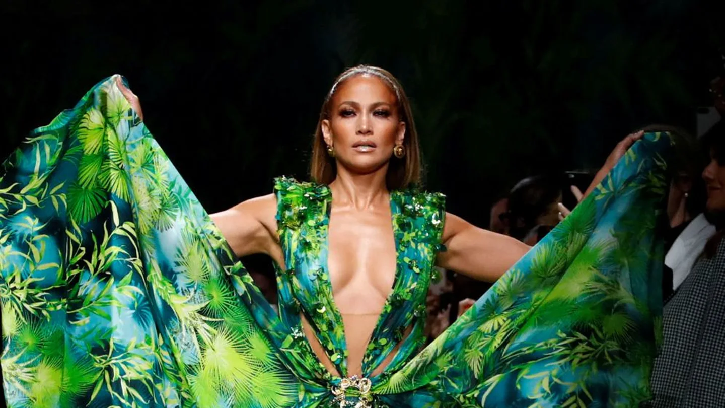 Jennifer Lopez volvió a lucir el vestido de Versace en 2019. Jennifer Lopez volvió a lucir el vestido de Versace en 2019.