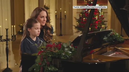 Kate Middleton junto a su hija Carlota tocan juntas el piano durante un evento navideño Kate Middleton junto a su hija Carlota tocan juntas el piano durante un evento navideño