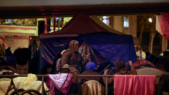 Unas 60 personas vulnerables desalojadas del antiguo instituto B9 de Badalona pasan la Nochebuena bajo el puente de la autopista C31