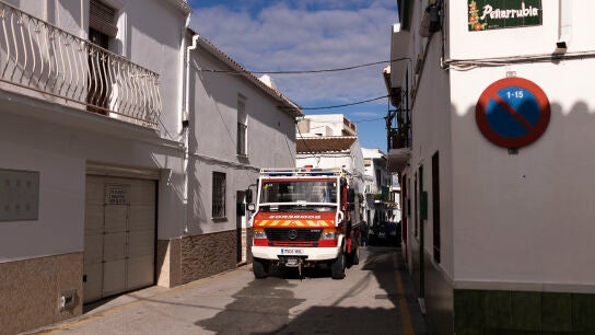 Un cami&oacute;n de bomberos recoge en la calle San Rafael donde ha ocurrido le siniestro en Alhaur&iacute;n el Grande (M&aacute;laga)