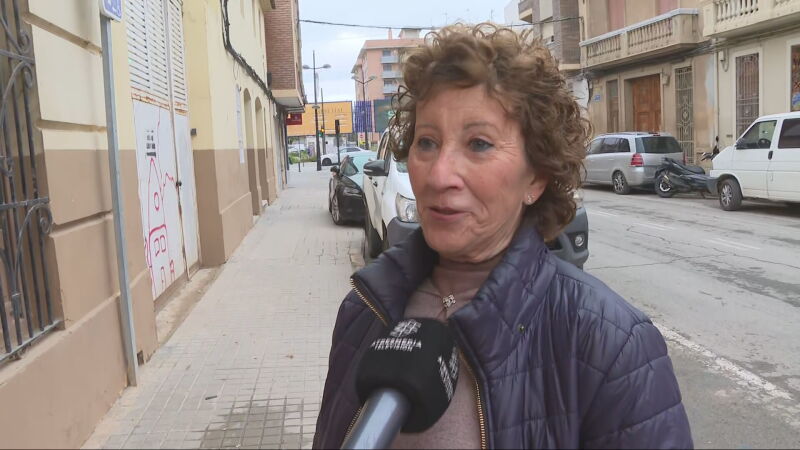 Una mujer reacciona a los mensajes de Maz&oacute;n a Feij&oacute;o el d&iacute;a de la DANA.