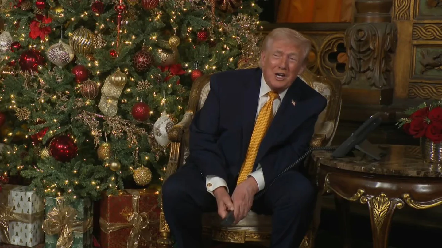 Un Trump en 'modo grinch' asegura en un acto navideño con niños que vigila que un Santa Claus "malo" no entre a EEUU Un Trump en 'modo grinch' asegura en un acto navideño con niños que vigila que un Santa Claus "malo" no entre a EEUU