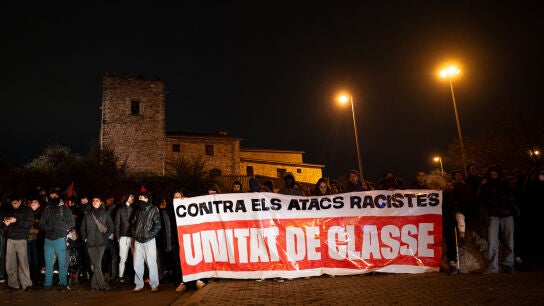 Decenas de personas durante una convocatoria del alcalde de Badalona, Xavier Garc&iacute;a Albiol, con vecinos para abordar la crisis del desalojo del B9