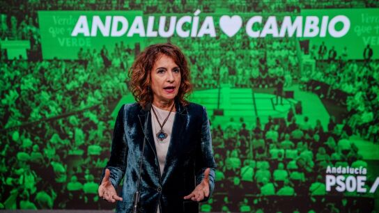Mar&iacute;a Jes&uacute;s Montero atiende a los medios antes de la reuni&oacute;n de la Comisi&oacute;n Ejecutiva Regional (CER).