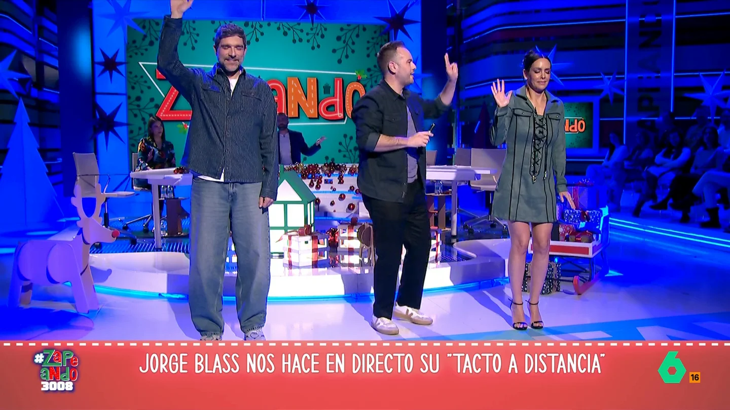 Jorge Blass deja a Cristina Pedroche y Nacho García alucinados con un truco de 'tacto a distancia' El ilusionista ha creado una burbuja de conexión entre los dos zapeadores para que "sucedan cosas imposibles". Descubre el impresionante truco de Blass en el vídeo principal.