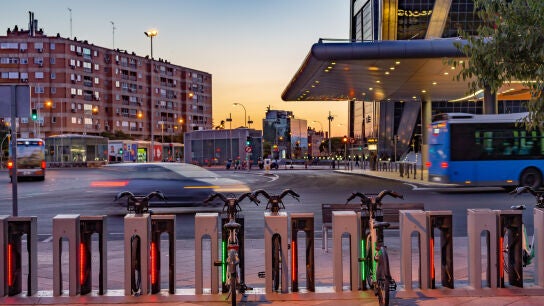 Bicicleta el&eacute;ctrica y autob&uacute;s en Madrid