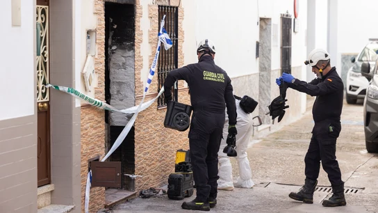 Un agente de criminalística de la Guardia Civil junto a la vivienda de la localidad malagueña de Alhaurín el Grande, donde ayer dos menores de 15 y 16 años, fallecieros en un incendio que según las primeras hipótesis pudo ser originado por un cortocircuito. Un agente de criminalística de la Guardia Civil junto a la vivienda de la localidad malagueña de Alhaurín el Grande, donde ayer dos menores de 15 y 16 años, fallecieros en un incendio que según las primeras hipótesis pudo ser originado por un cortocircuito.