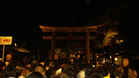 Acceso al templo pasadas las 12 de la noche en Hatsumode Acceso al templo pasadas las 12 de la noche en Hatsumode