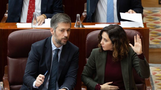 El consejero de Presidencia, Justicia y Administraci&oacute;n Local, Miguel &Aacute;ngel Garc&iacute;a, y la presidenta de la Comunidad de Madrid, Isabel D&iacute;az Ayuso, durante una sesi&oacute;n plenaria