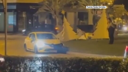 Coche que se estrella con la decoraci&oacute;n de una rotonda en V&eacute;lez (M&aacute;laga)