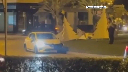 Coche que se estrella con la decoración de una rotonda en Vélez (Málaga) Coche que se estrella con la decoración de una rotonda en Vélez (Málaga)