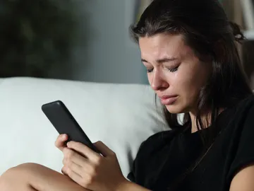 Una chica grabándose mientras está con el teléfono móvil Una chica grabándose mientras está con el teléfono móvil