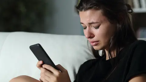 Una chica grabándose mientras está con el teléfono móvil Una chica grabándose mientras está con el teléfono móvil