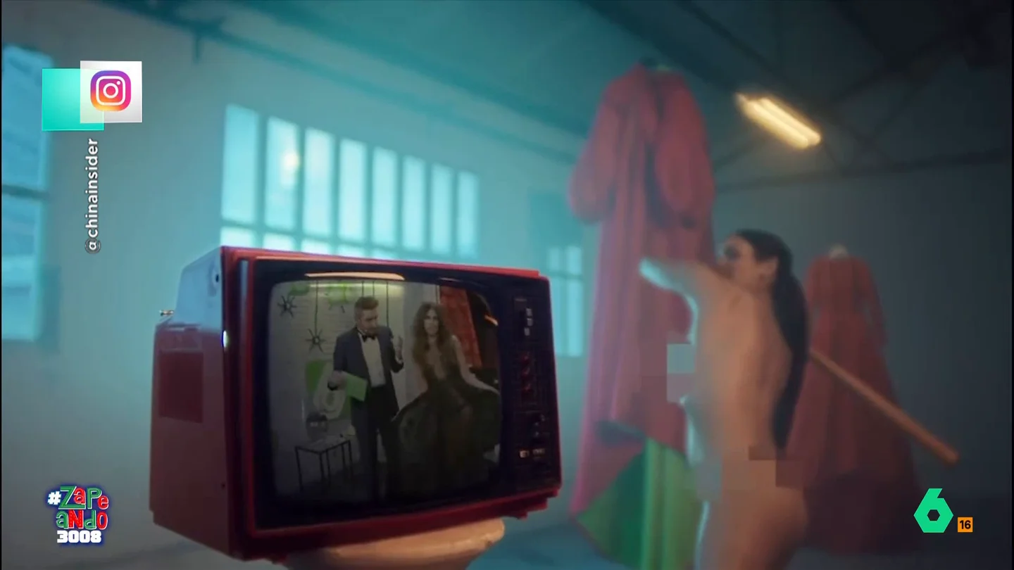 Cristina Pedroche lo rompe (ahora todo) antes de las Campanadas: "Quedan 5 días y sí..." Si hace 10 días la presentadora de televisión rompía varios espejos junto a sus vestidos de las Campanadas, en un nuevo vídeo publicado a cinco días de las Campanadas rompe mucho más, incluso algún vestido.