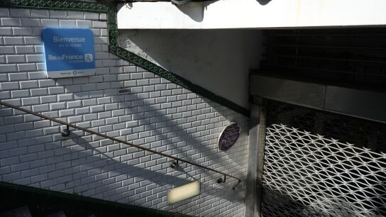 Imagen de una estaci&oacute;n de metro de Par&iacute;s cerrada 