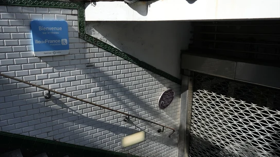 Imagen de una estación de metro de París cerrada Imagen de una estación de metro de París cerrada