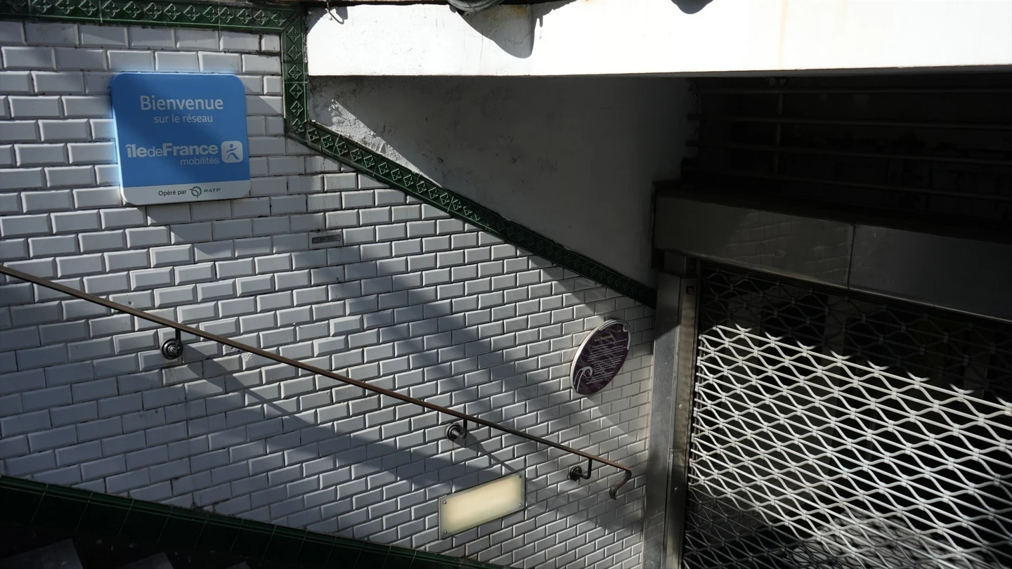 Imagen de una estación de metro de París cerrada Imagen de una estación de metro de París cerrada
