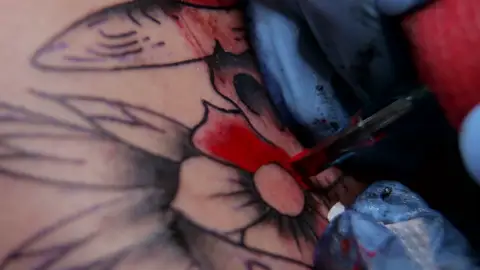 Tatuajes: ¿qué opción es menos agresiva para tu piel, borrar o cubrirlo? Tatuajes: ¿qué opción es menos agresiva para tu piel, borrar o cubrirlo?