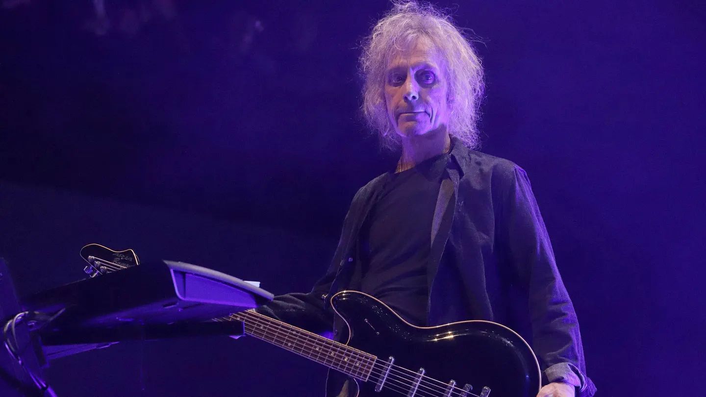 El músico de la banda británica The Cure, Perry Bamonte, durante un concierto en el Movistar Arena de Bogotá (Colombia). El músico de la banda británica The Cure, Perry Bamonte, durante un concierto en el Movistar Arena de Bogotá (Colombia).