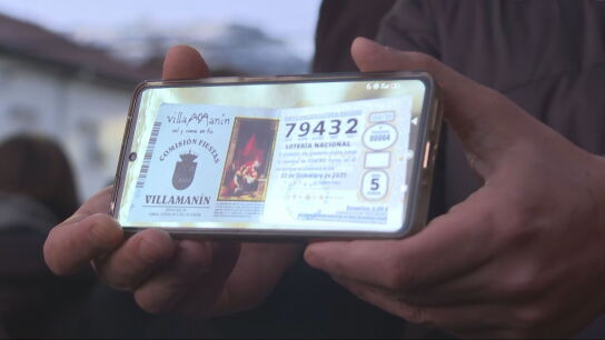 Imagen de un vecino de Villamanin con el n&uacute;mero del Gordo de la Loter&iacute;a de Navidad