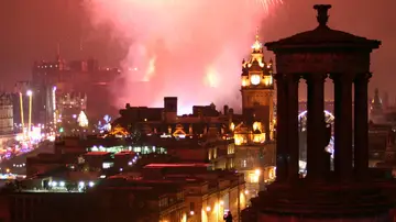 Fuegos artificiales de Hogmanay en Edimburgo Fuegos artificiales de Hogmanay en Edimburgo