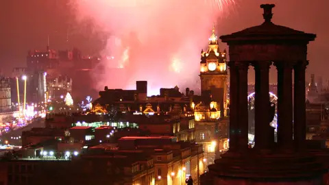 Fuegos artificiales de Hogmanay en Edimburgo Fuegos artificiales de Hogmanay en Edimburgo