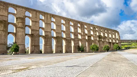 El Acueducto de Amoreira en la ciudad de Elvas en Alentejo, Portugal El Acueducto de Amoreira en la ciudad de Elvas en Alentejo, Portugal