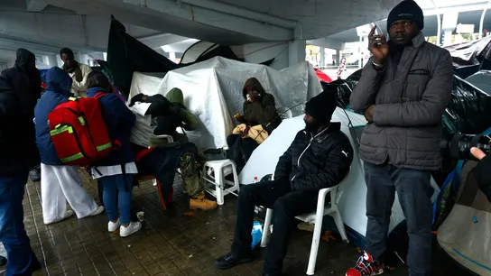 Decenas de personas desalojadas del antiguo instituto B9 de Badalona (Barcelona) bajo un puente. Decenas de personas desalojadas del antiguo instituto B9 de Badalona (Barcelona) bajo un puente.