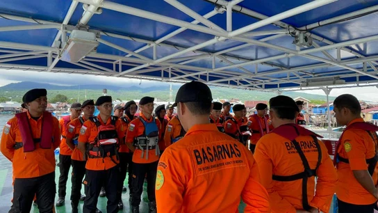 otografía cedida por el Equipo de Búsqueda y Rescate de Indonesia (SAR) donde se observa a sus integrantes formados previo a reanudar un trabajo de búsqueda este domingo, en Labuan Bajo (Indonesia). otografía cedida por el Equipo de Búsqueda y Rescate de Indonesia (SAR) donde se observa a sus integrantes formados previo a reanudar un trabajo de búsqueda este domingo, en Labuan Bajo (Indonesia).