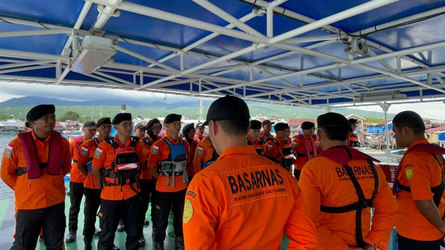 Fotografía cedida por el Equipo de Búsqueda y Rescate de Indonesia (SAR) donde se observa a sus integrantes formados previo a reanudar un trabajo de búsqueda este domingo, en Labuan Bajo (Indonesia) Fotografía cedida por el Equipo de Búsqueda y Rescate de Indonesia (SAR) donde se observa a sus integrantes formados previo a reanudar un trabajo de búsqueda este domingo, en Labuan Bajo (Indonesia)
