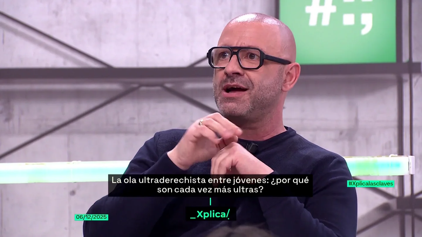 Un sociólogo responde a los jóvenes que alaban a Franco por hacer "obras públicas": "Reclamáis una visión izquierdista de él" Un sociólogo responde a los jóvenes que alaban a Franco por hacer "obras públicas": "Reclamáis una visión izquierdista de él"