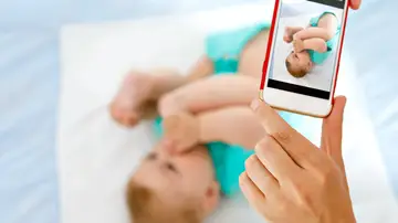 Padre fotografiando a su bebé Padre fotografiando a su bebé