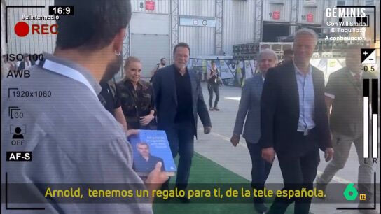 Isma Ju&aacute;rez visitaba la 'Comic Con' de M&aacute;laga con el objetivo de encontrarse con su invitado estrella y entregarle un regalo: el libro de Toni Cant&oacute;. &iquest;Lo conseguir&aacute;? La respuesta en este v&iacute;deo que recupera El Intermedio.