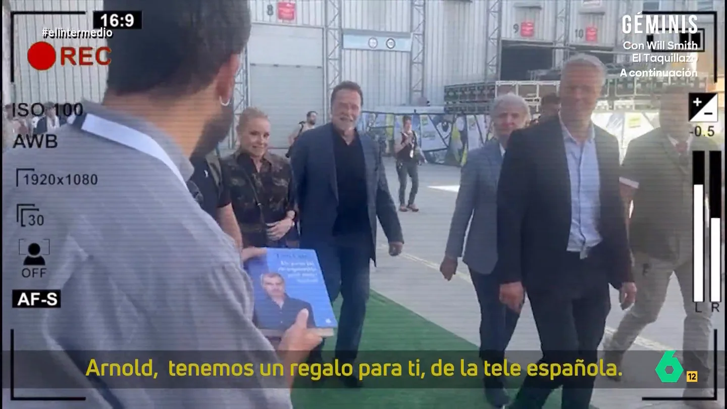 Isma Juárez le regala el libro de Toni Cantó a Arnold Schwarzenegger: "Es un actor convertido en político, como tú" Isma Juárez visitaba la 'Comic Con' de Málaga con el objetivo de encontrarse con su invitado estrella y entregarle un regalo: el libro de Toni Cantó. ¿Lo conseguirá? La respuesta en este vídeo que recupera El Intermedio.