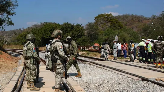 Integrantes de la Marina vigilan una zona luego del descarrilamiento del tren Transístmico este domingo, en el municipio de Asunción Ixtaltepec, en Oaxaca (México). Integrantes de la Marina vigilan una zona luego del descarrilamiento del tren Transístmico este domingo, en el municipio de Asunción Ixtaltepec, en Oaxaca (México).