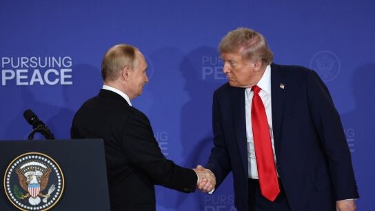 Imagen de Vlad&iacute;mir Putin y Donald Trump estrechando sus manos despu&eacute;s de la reuni&oacute;n mantenida en Alaska