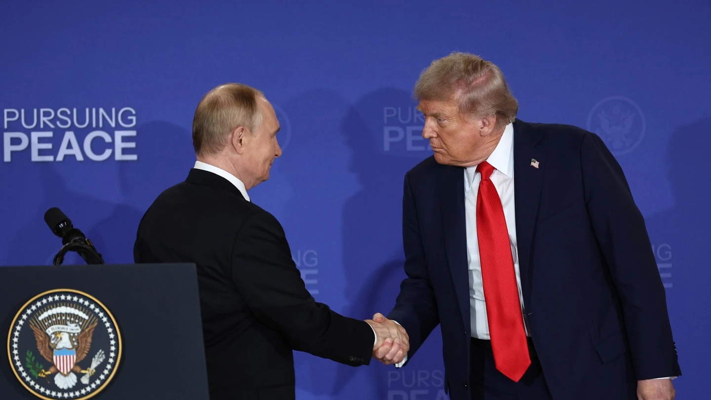 Imagen de Vladímir Putin y Donald Trump estrechando sus manos después de la reunión mantenida en Alaska Imagen de Vladímir Putin y Donald Trump estrechando sus manos después de la reunión mantenida en Alaska