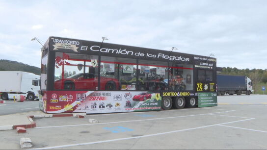 Imagen del 'Cami&oacute;n de los regalos' aparcado en Menesterio (Badajoz)