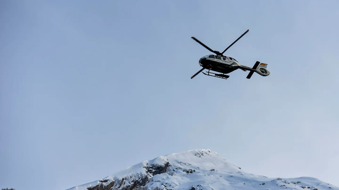 Imagen del helicóptero de la Guardia Civil que ha participado en el rescate de las víctimas del alud en Panticosa (Huesca) Imagen del helicóptero de la Guardia Civil que ha participado en el rescate de las víctimas del alud en Panticosa (Huesca)