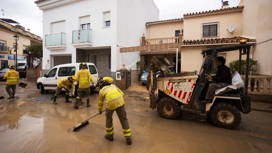 Efectivos de Infoca colaboran en las labores de limpieza de las calles este domingo en Estación de Cártama después de los problemas sufridos anoche en la localidad por la crecida del río Guadalhorce Efectivos de Infoca colaboran en las labores de limpieza de las calles este domingo en Estación de Cártama después de los problemas sufridos anoche en la localidad por la crecida del río Guadalhorce