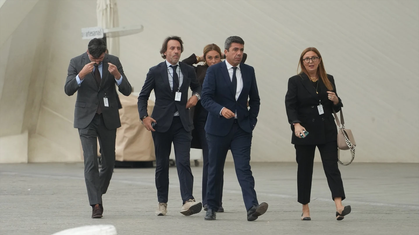 Mazón junto a Cuenca a su llegada al homenaje a las víctimas de la DANA en octubre Mazón junto a Cuenca a su llegada al homenaje a las víctimas de la DANA en octubre