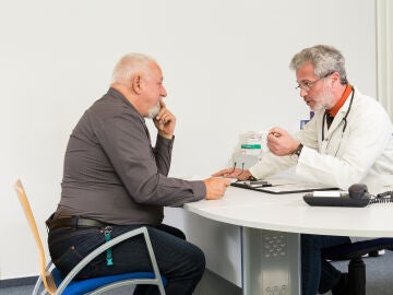Hombre mayor consultando al m&eacute;dico